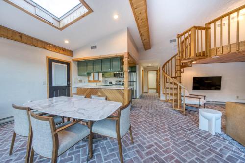 Suite with Mountain View