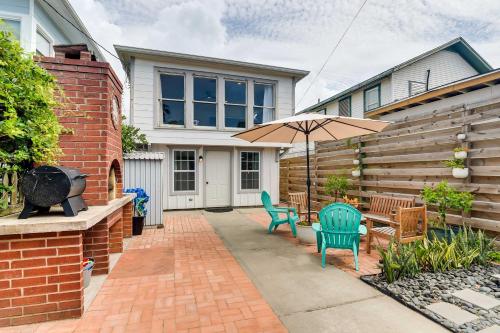 Galveston Beachside Bungalow 1 Block to Beach! in Galveston, USA