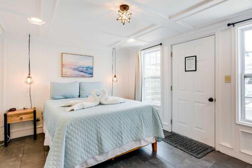 Galveston Beachside Bungalow 1 Block to Beach! in Galveston, USA