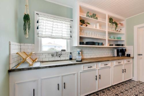 Galveston Beachside Bungalow 1 Block to Beach! in Galveston, USA