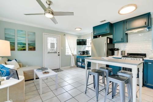 Galveston Coastal Cottage 1 Block to Beach! in Galveston, USA