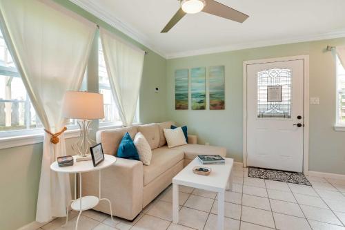 Galveston Coastal Cottage 1 Block to Beach! in Galveston, USA