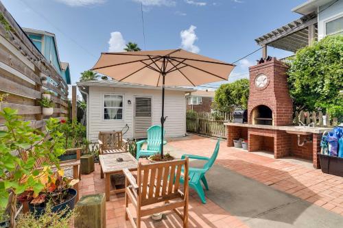 Galveston Coastal Cottage 1 Block to Beach! in Galveston, USA
