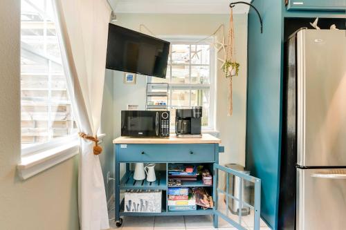 Galveston Coastal Cottage 1 Block to Beach! in Galveston, USA