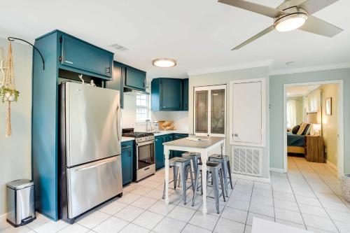 Galveston Coastal Cottage 1 Block to Beach! in Galveston, USA