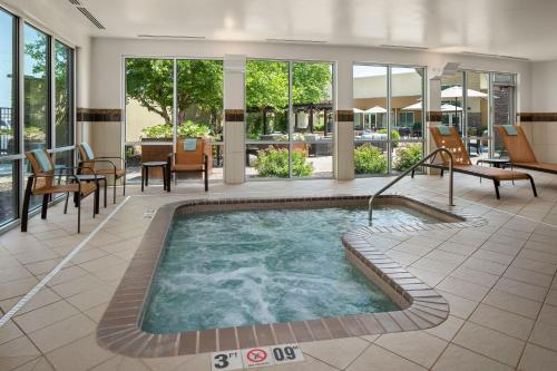 Swimming pool, Courtyard by Marriott Mankato in Mankato (MN)