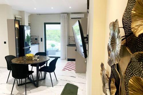 Facilities, Luxury Home with Garden in the Suburbs in Mpournias