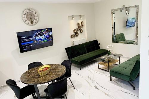 Facilities, Luxury Home with Garden in the Suburbs in Mpournias