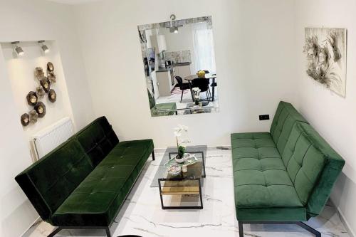 Kitchen, Luxury Home with Garden in the Suburbs in Mpournias