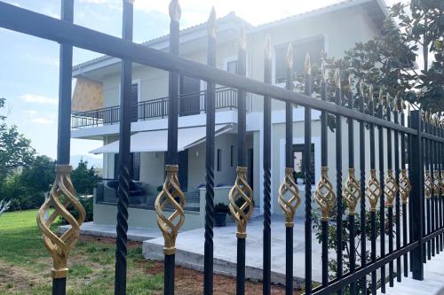 Hotelli välisilme, Luxury Home with Garden in the Suburbs in Mpournias