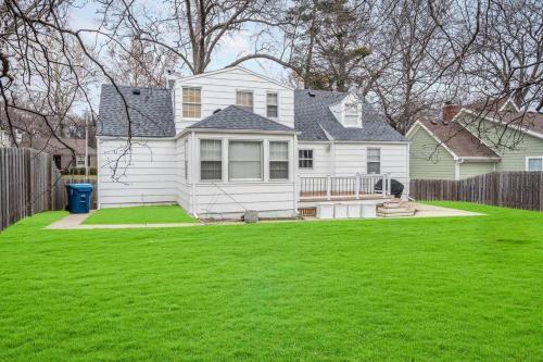 Quaint, dog-friendly Prairie Village Home!