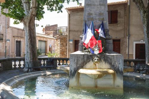 Cosy Apartment in Ancient Gabian with Beautiful River and Vineyard Views