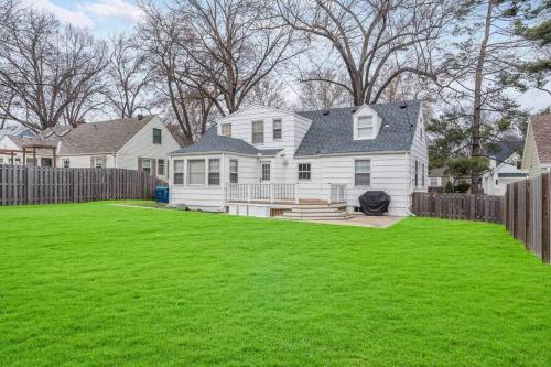 Quaint, dog-friendly Prairie Village Home!