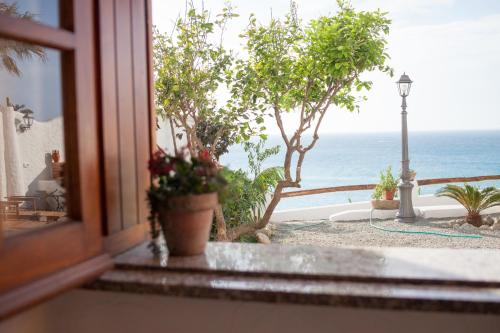 Double Room with Extra Bed and Sea View image 8