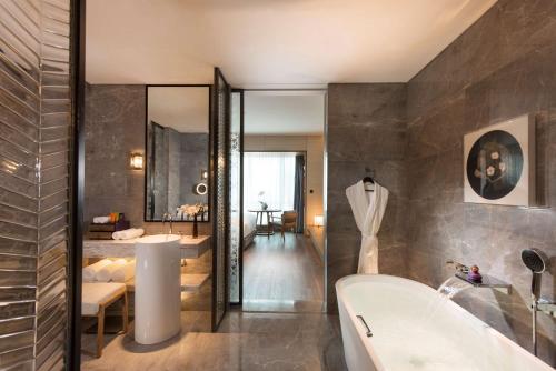 room detail thumbnail 2