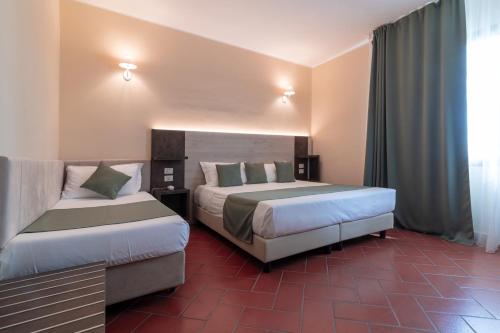 1 queen bed, 1 twin bed