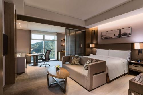 DoubleTree by Hilton Hotel Shiyan Room Type - KING DELUXE ROOM