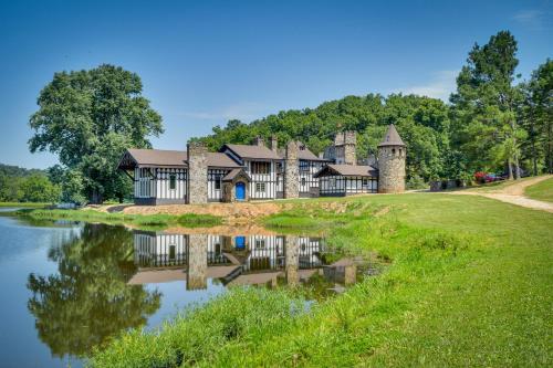 Missouri Castle with Private Lake, Pool and 100 Acres! in Avon, Vereinigte Staaten von Amerika