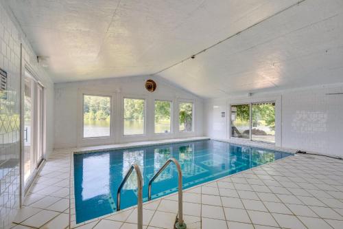 Missouri Castle with Private Lake, Pool and 100 Acres! in Avon, USA