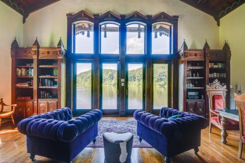 Missouri Castle with Private Lake, Pool and 100 Acres! in Avon, USA
