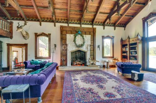 Missouri Castle with Private Lake, Pool and 100 Acres! in Avon, USA