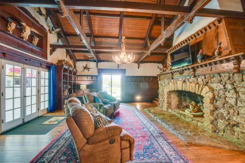 Missouri Castle with Private Lake, Pool and 100 Acres! in Avon, USA