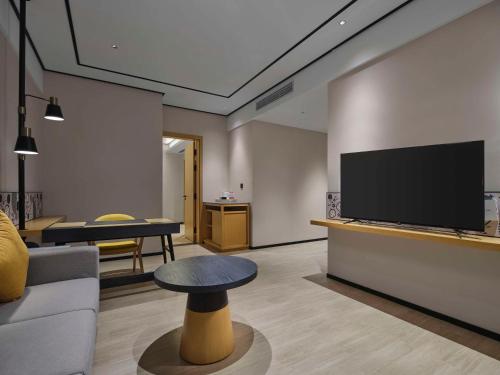 Deluxe King Suite room in Hilton Garden Inn TianJin HuaYuan