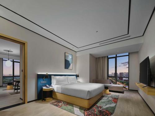 Deluxe King Suite image 3