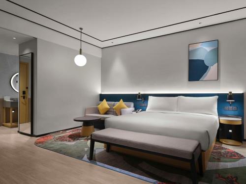 Deluxe King Room image 5
