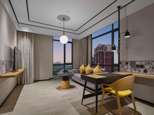 Deluxe King Suite image 2