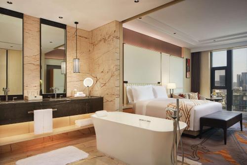 Deluxe King Room image 7