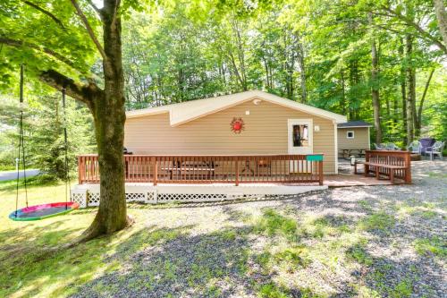 Tree-Lined Pocono Lake Retreat Walk to Beaches!