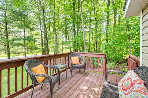 Tree-Lined Pocono Lake Retreat Walk to Beaches!