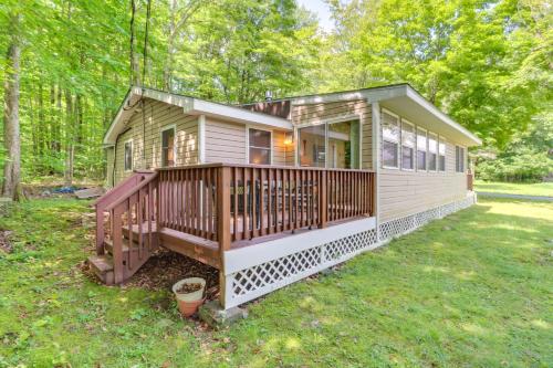 Tree-Lined Pocono Lake Retreat Walk to Beaches!