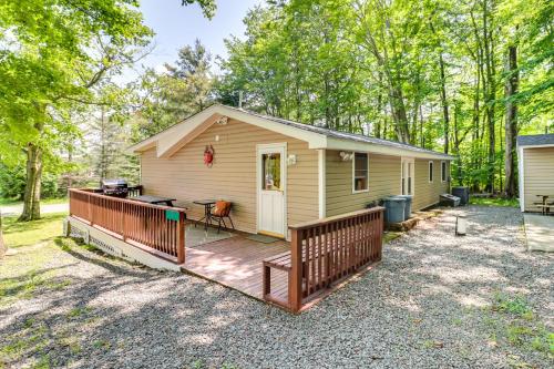 Tree-Lined Pocono Lake Retreat Walk to Beaches!