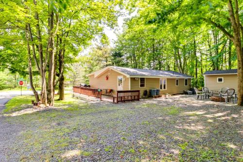 Tree-Lined Pocono Lake Retreat Walk to Beaches!