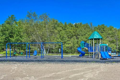 Tree-Lined Pocono Lake Retreat Walk to Beaches!