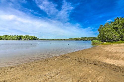 Tree-Lined Pocono Lake Retreat Walk to Beaches!