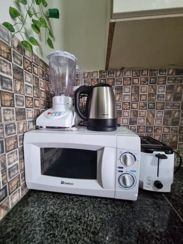 Three Bed Attached Bath Netflix Wifi Smart TV Parking WFH Desk Near Airport - image 14