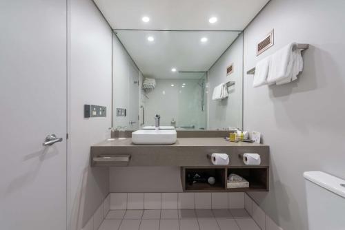DoubleTree by Hilton Alice Springs Room Type - Double Double Deluxe Room with Mountain View