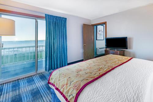 One-Bedroom Suite with One King and Two Queen Beds with Balcony and Lakefront View - Non-Smoking