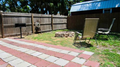 The Little Blue House - Pet Friendly! Fenced Backyard with Tiki Bar & Fire Pit