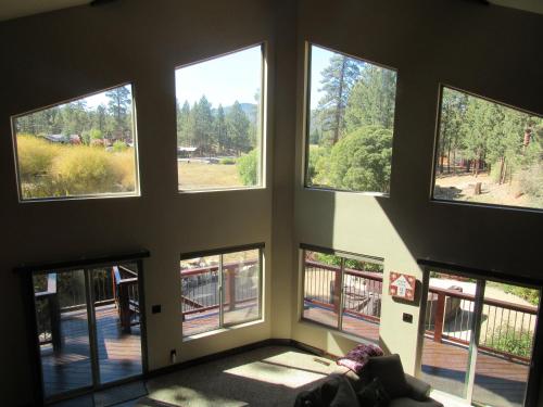 Meadow View Haven in Big Bear Lake, USA