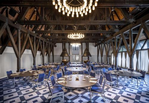 ห้องประชุม / บอลรูม, ชาโตว์ ออน เดอะ พาร์ค ดับเบิลทรี บาย ฮิลตัน โฮเทล (Chateau on the Park, a Doubletree by Hilton hotel) near โมนาวาเล