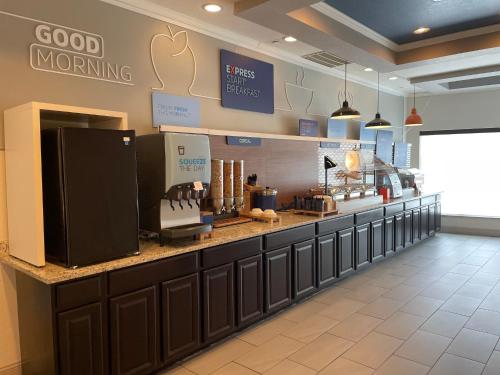 홀리데이 인 익스프레스 & 스위트 몽고메리 바이 IHG - 식음료(F&B)