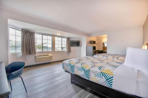 Motel 6 Marina, CA - Monterey Room Type - Premium Quadruple Room