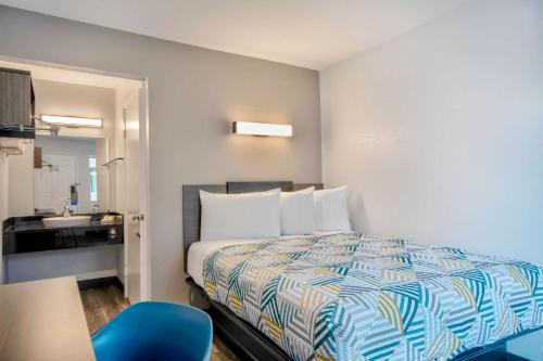 Motel 6 Marina, CA - Monterey Room Type - Double Room - Non-Smoking 