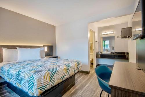 Motel 6 Marina, CA - Monterey Room Type - Queen Room - Non-Smoking