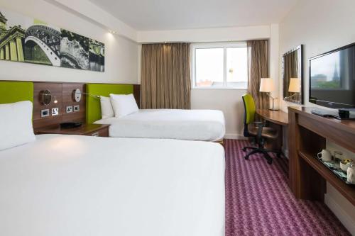 Twin Room image 2