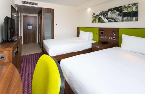 Twin Room image 3